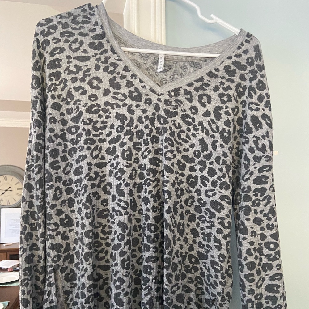Women’s cotton blend pullover. Size small.